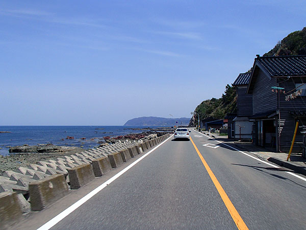 能登半島の民家は立派な黒い屋根瓦が特徴的